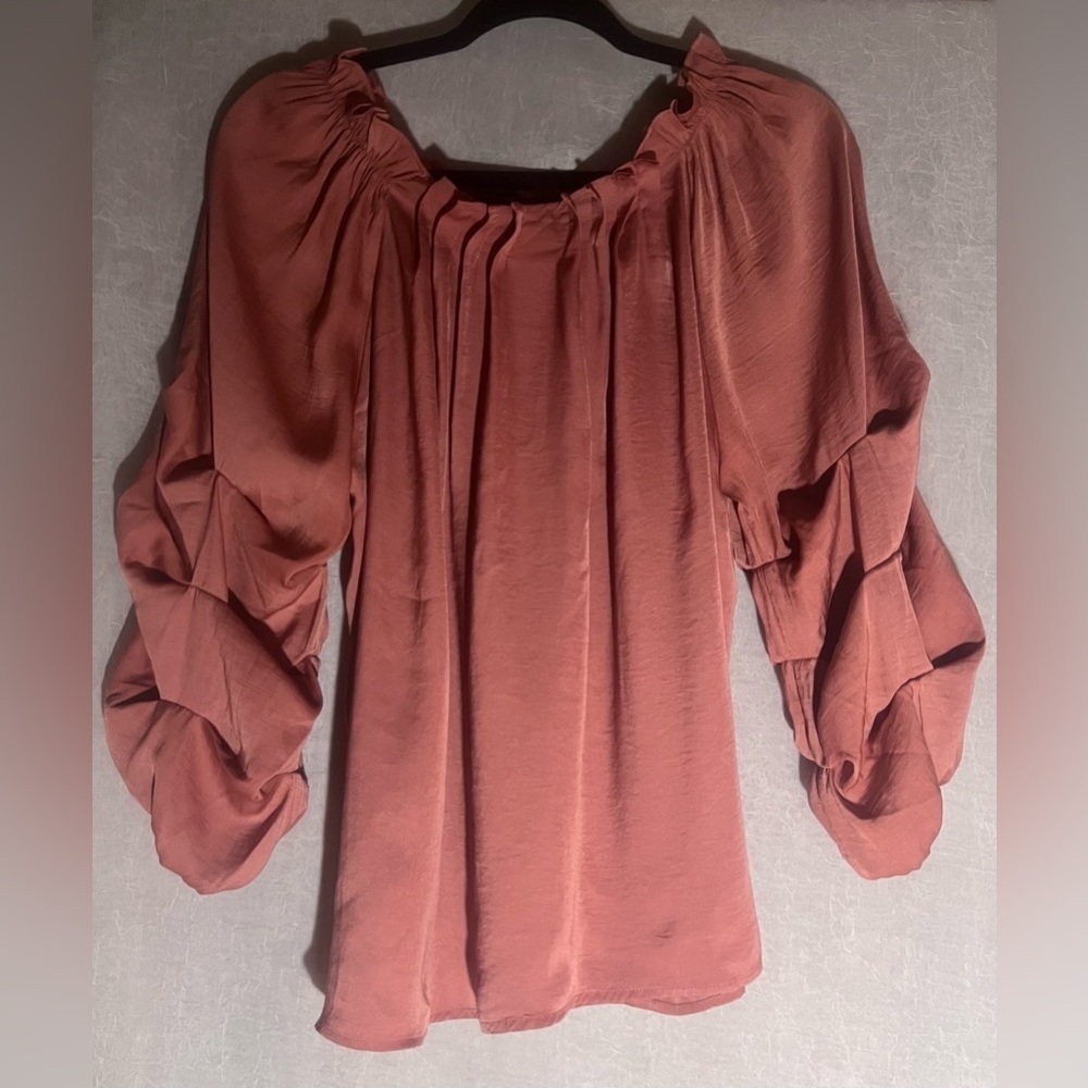 Pink feminine satin blouse - Picture 2 of 7
